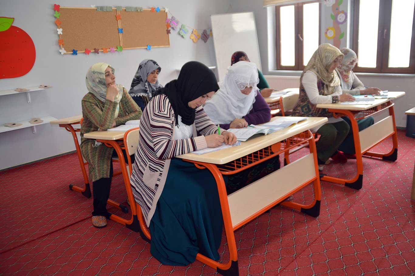 Ağrılı kadınlar ADEM'le ev ekonomilerine katkı sağlıyorlar